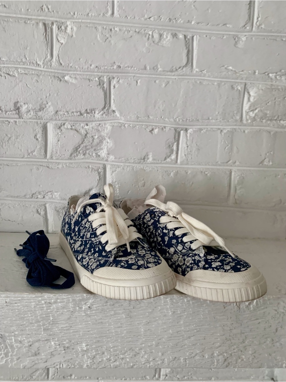Tretorn Liberty of London Women’s US9 WTMARLEY-1 Floral Low Top Lace-Up Sneakers